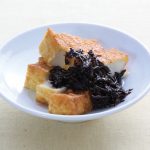 焼き厚あげの芽ひじきとしょうがのドレッシングかけ