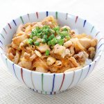 鶏小間切で甘辛しょうが丼