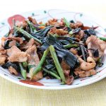 水前寺菜と豚小間肉の炒め物