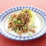 焼きキャベツの豚そぼろのせ