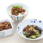 味付けいらず!さば味付缶ときゅうりの和え物とそぼろ丼