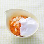 りんごとにんじんのヨーグルトかけ（かみかみ期）（離乳食）